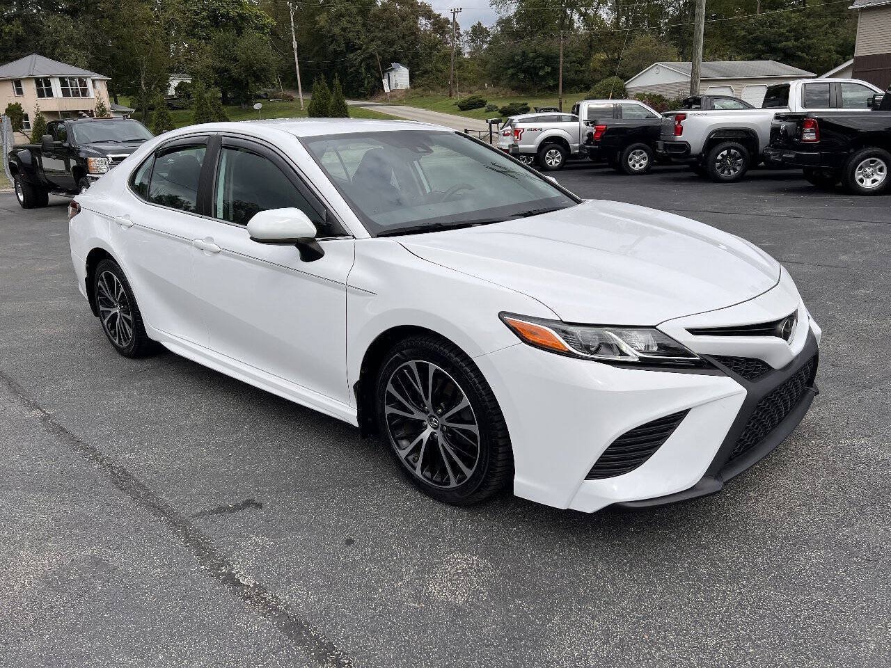 Used 2019 Toyota Camry SE FWD image 3