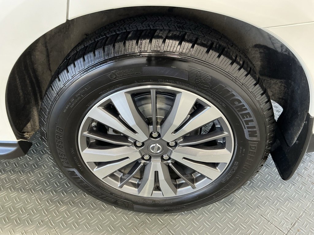 Used 2018 Nissan Pathfinder SV image 32