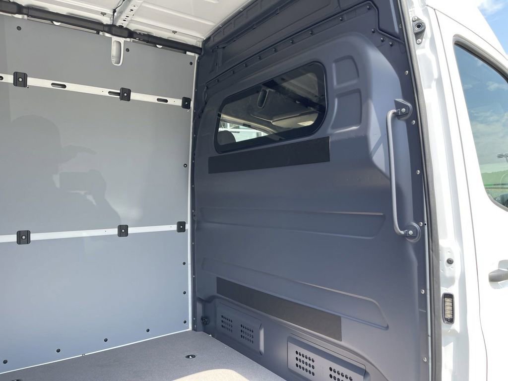 Used 2024 Mercedes-Benz Sprinter 2500 image 12