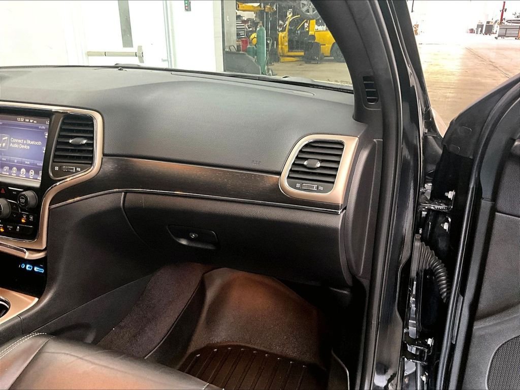 Used 2017 Jeep Grand Cherokee Limited AWD/4WD image 13