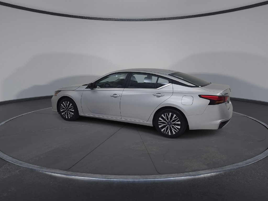 Used 2025 Nissan Altima 2.5 SV FWD image 12