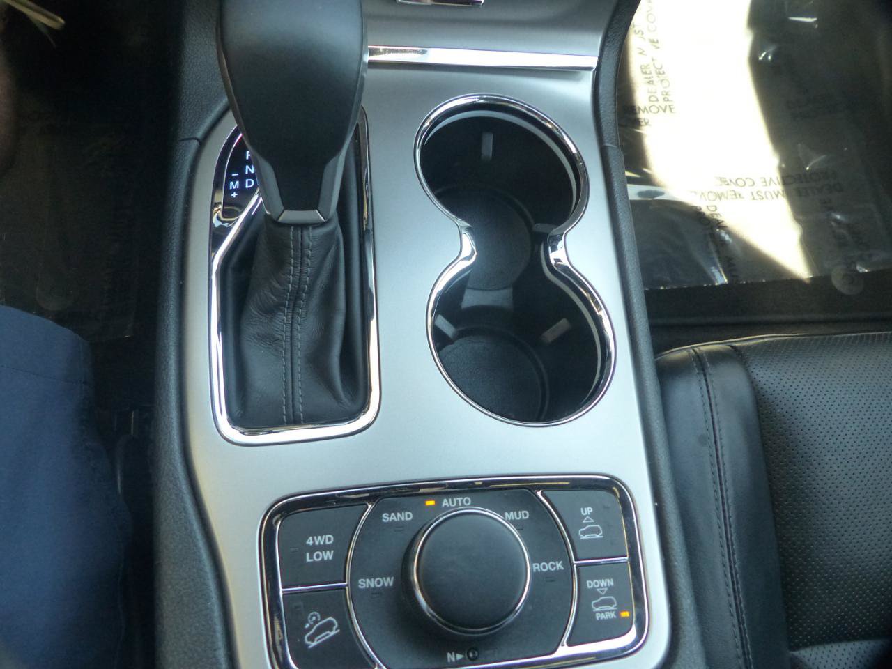 Used 2019 Jeep Grand Cherokee Overland AWD/4WD image 24