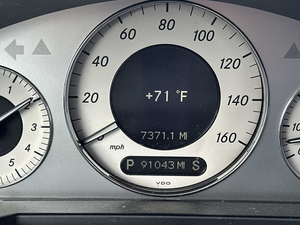 Used 2009 Mercedes-Benz E 350 4MATIC Sedan image 21