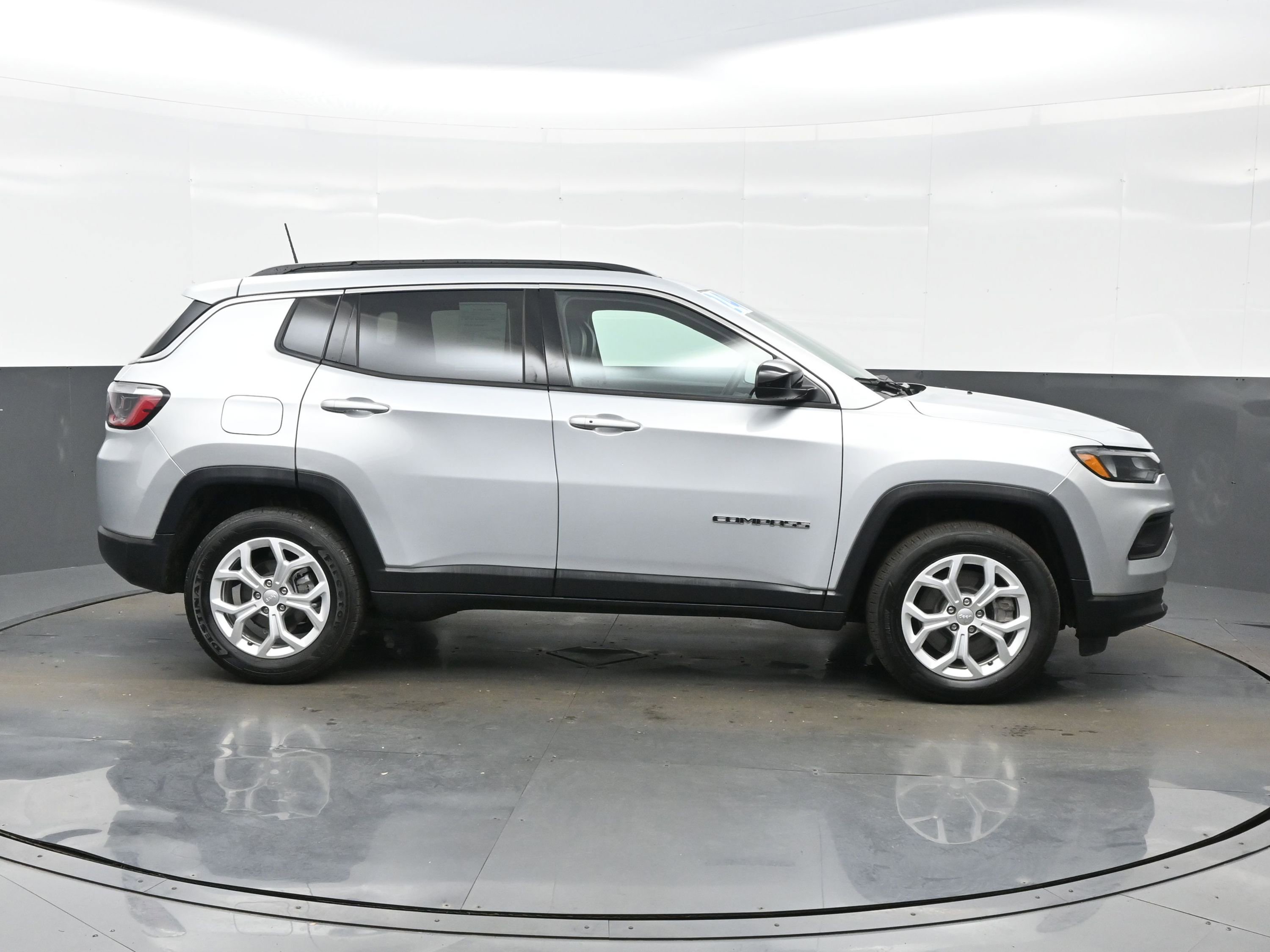 Used 2024 Jeep Compass Latitude AWD/4WD image 7