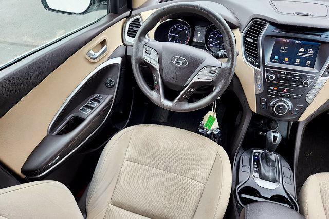 Used 2017 Hyundai Santa Fe SE AWD/4WD image 16