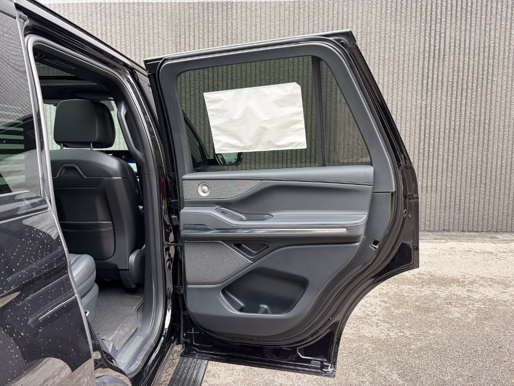 New 2027 Lincoln Navigator Reserve w/ Jet Appearance Package AWD/4WD image 32