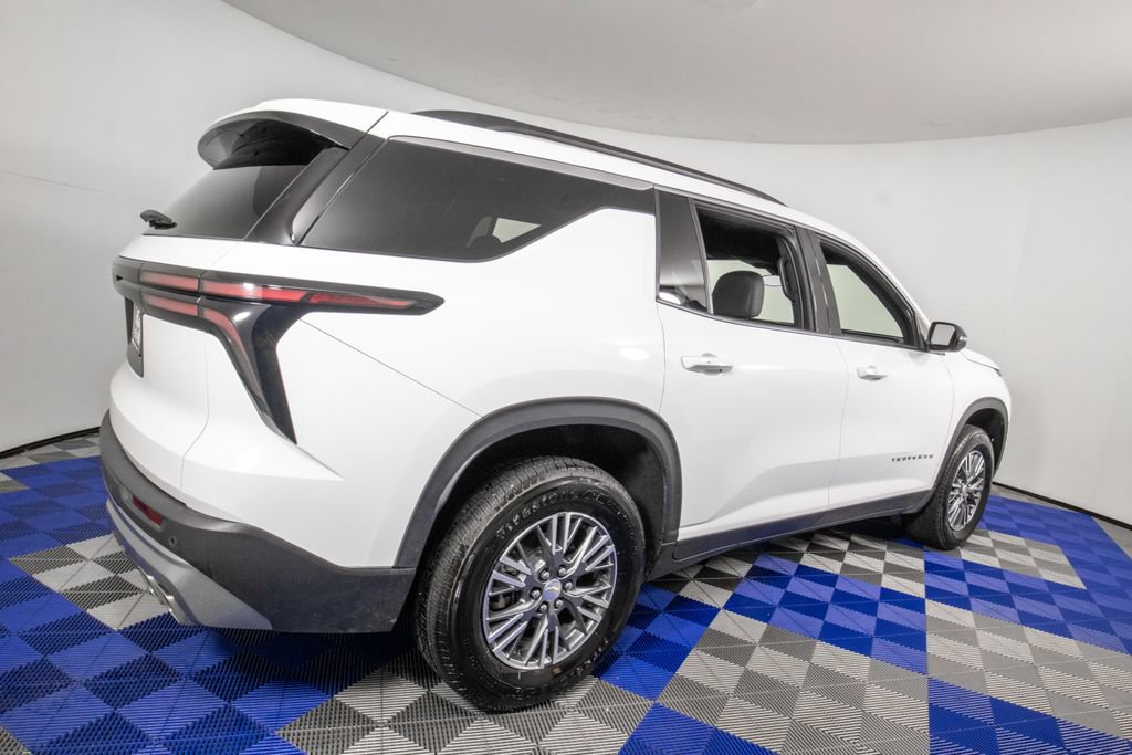 Used 2025 Chevrolet Traverse LT FWD image 6