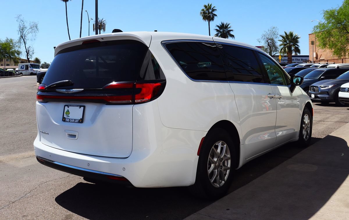 Used 2024 Chrysler Pacifica Touring-L FWD image 13