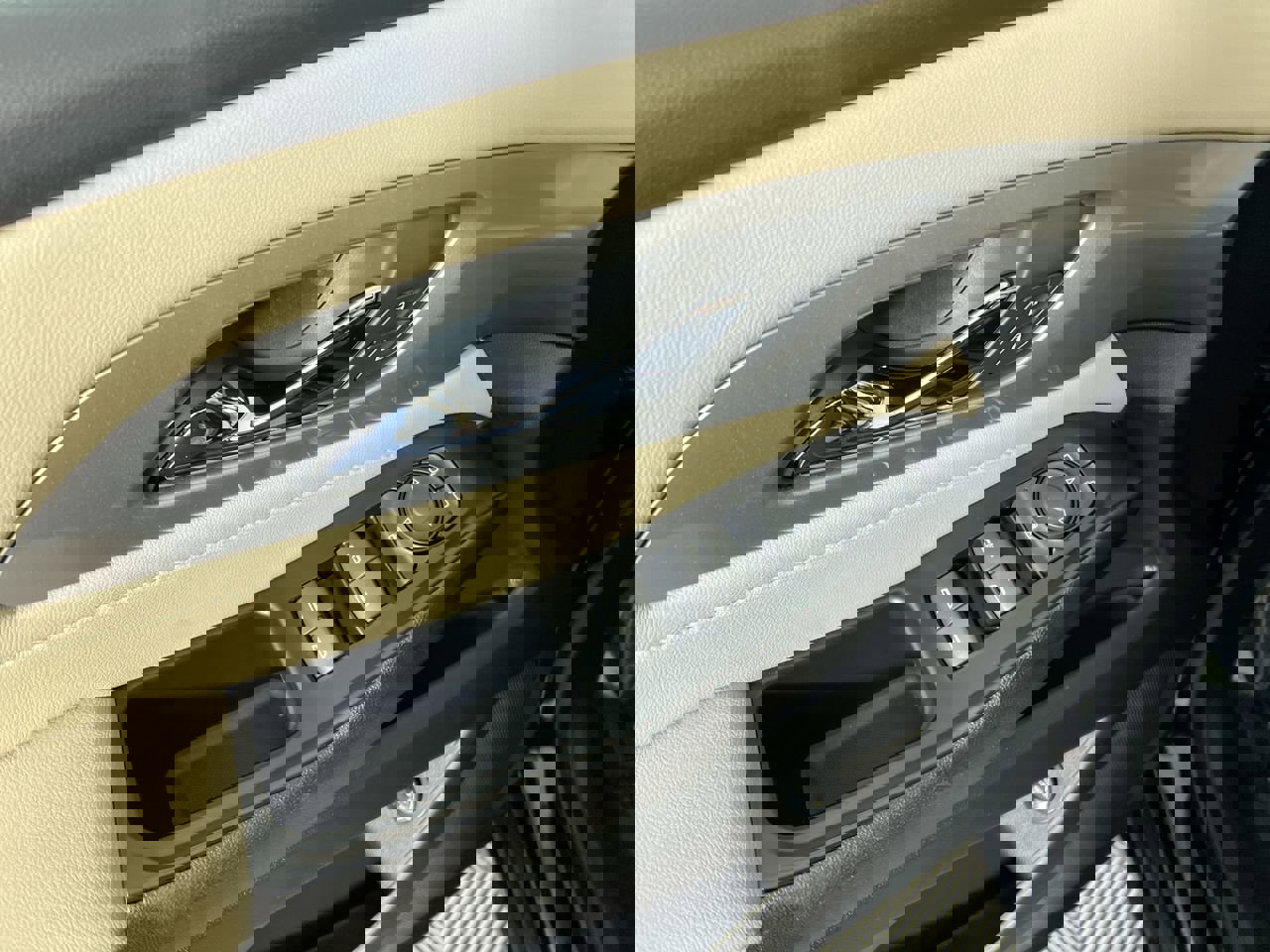 Used 2023 Chevrolet Traverse LT image 14