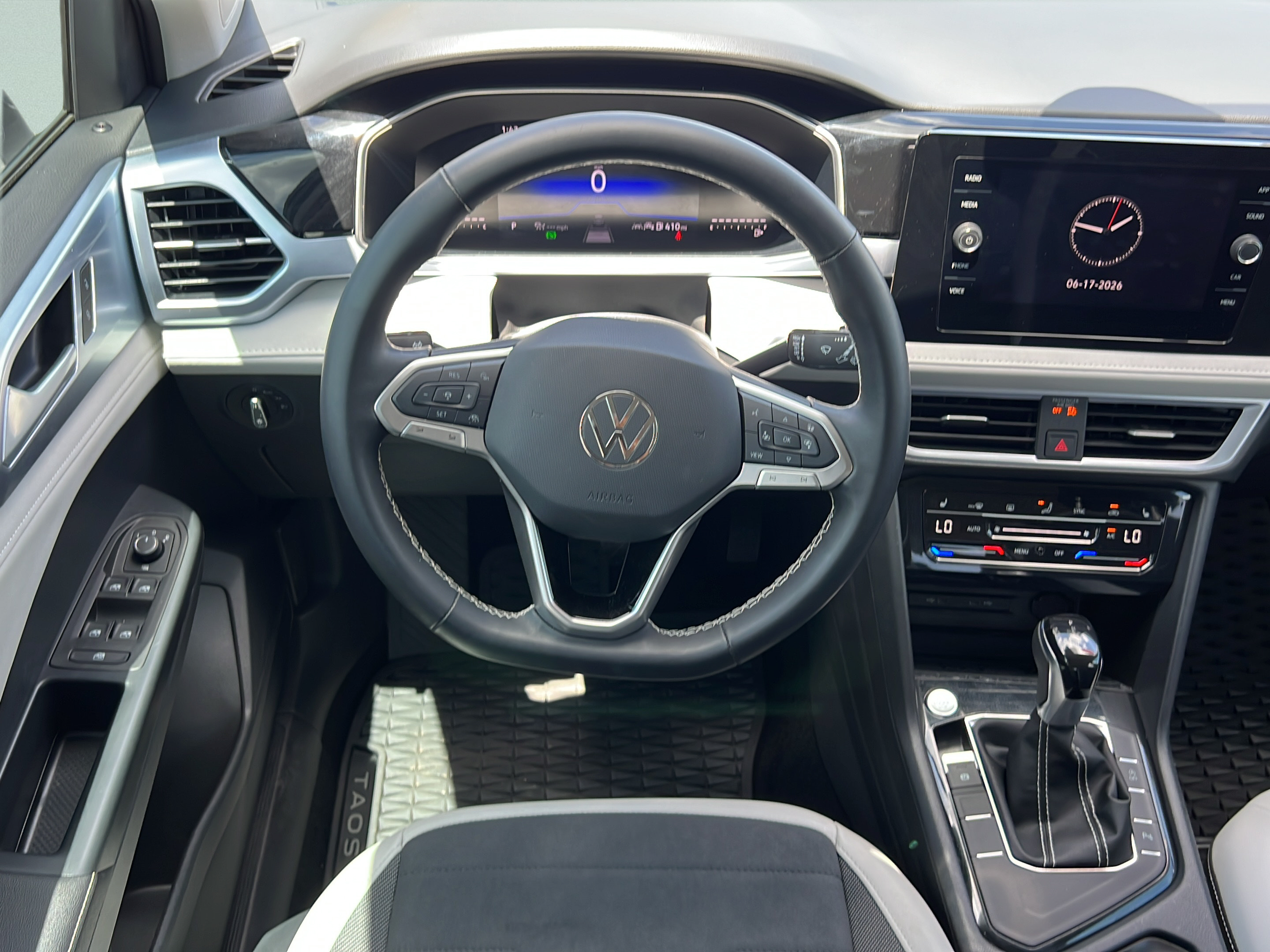 Used 2025 Volkswagen Taos SE FWD image 15