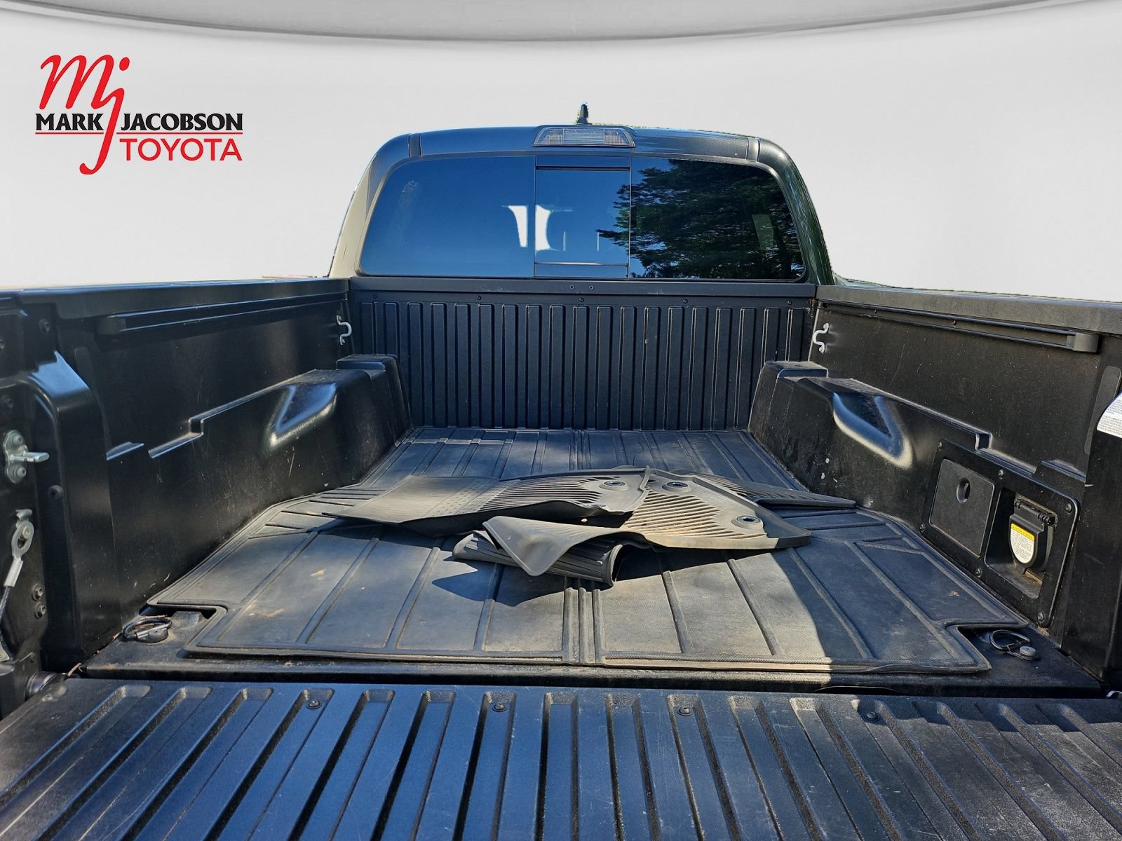 Used 2023 Toyota Tacoma TRD Off-Road w/ Technology Package AWD/4WD image 19