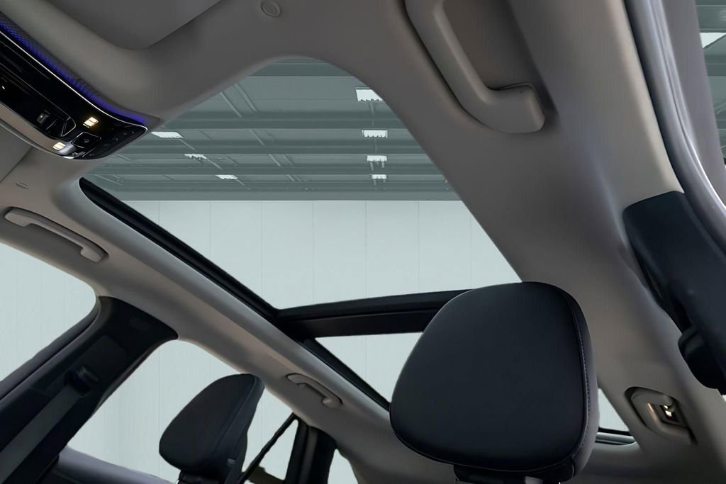 Used 2025 Mercedes-Benz GLC 350e 4MATIC w/ Driver Assistance Package image 35