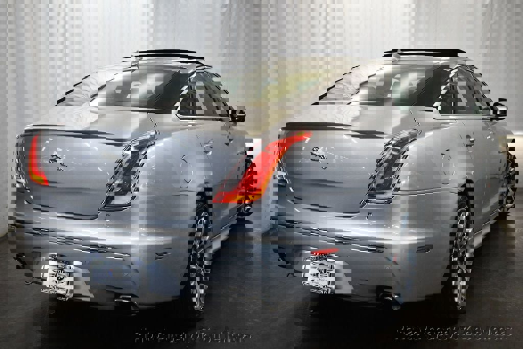 Used 2015 Jaguar XJ image 9