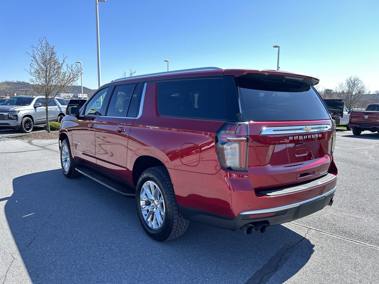 Used 2021 Chevrolet Suburban Premier w/ Premium Package AWD/4WD image 5