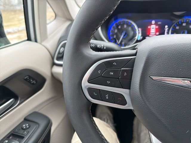 Used 2024 Chrysler Pacifica Touring-L image 40