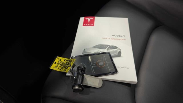 Used 2024 Tesla Model Y Long Range AWD/4WD image 31