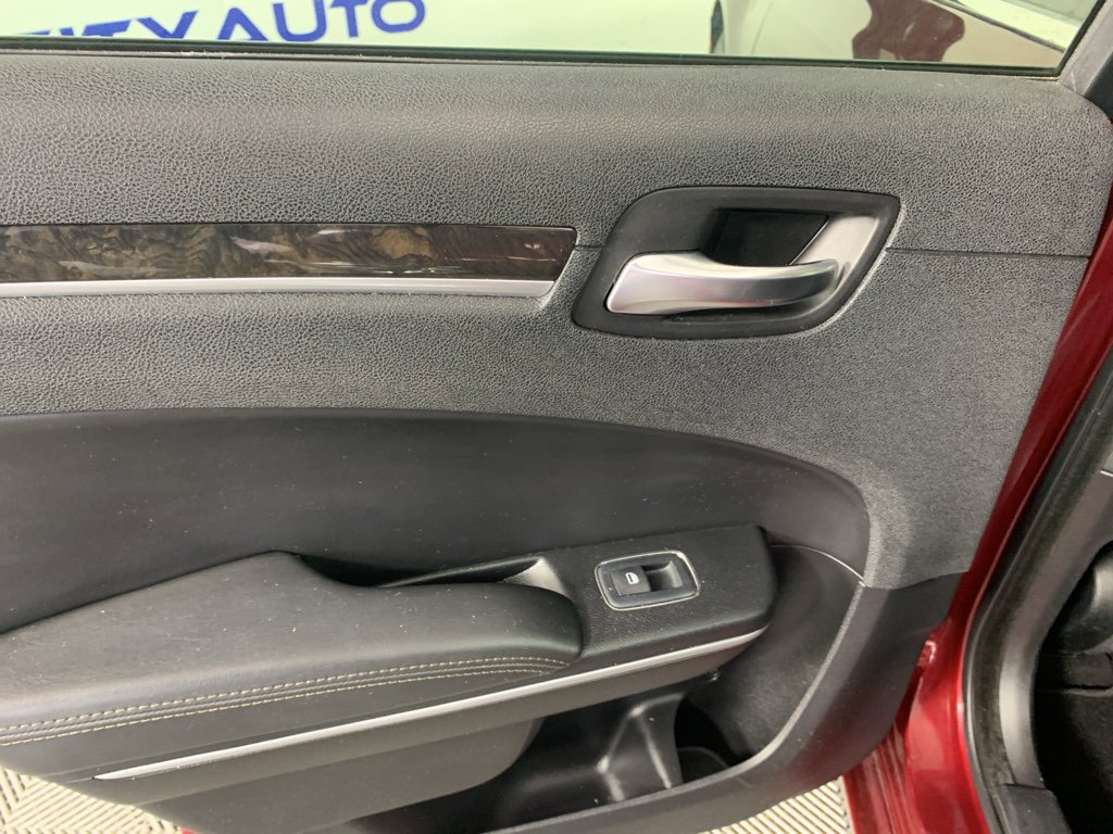 Used 2019 Chrysler 300 Limited image 32