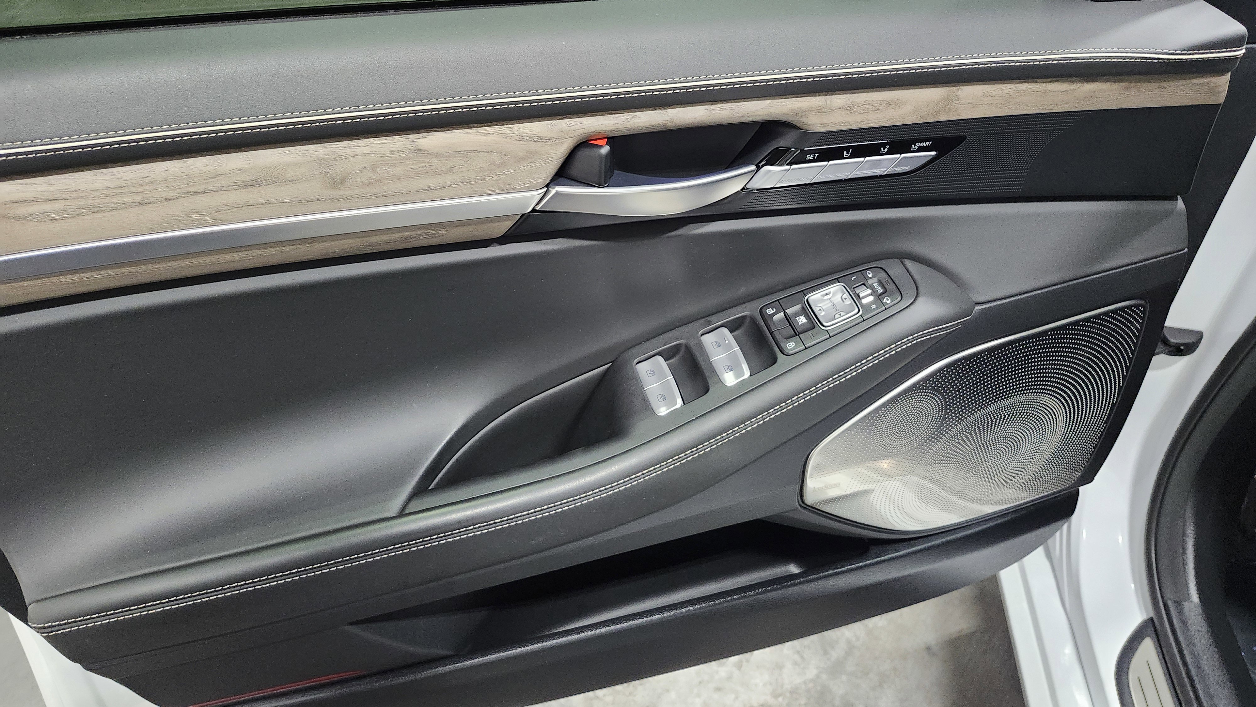 Used 2021 Genesis G90 3.3T Premium image 30