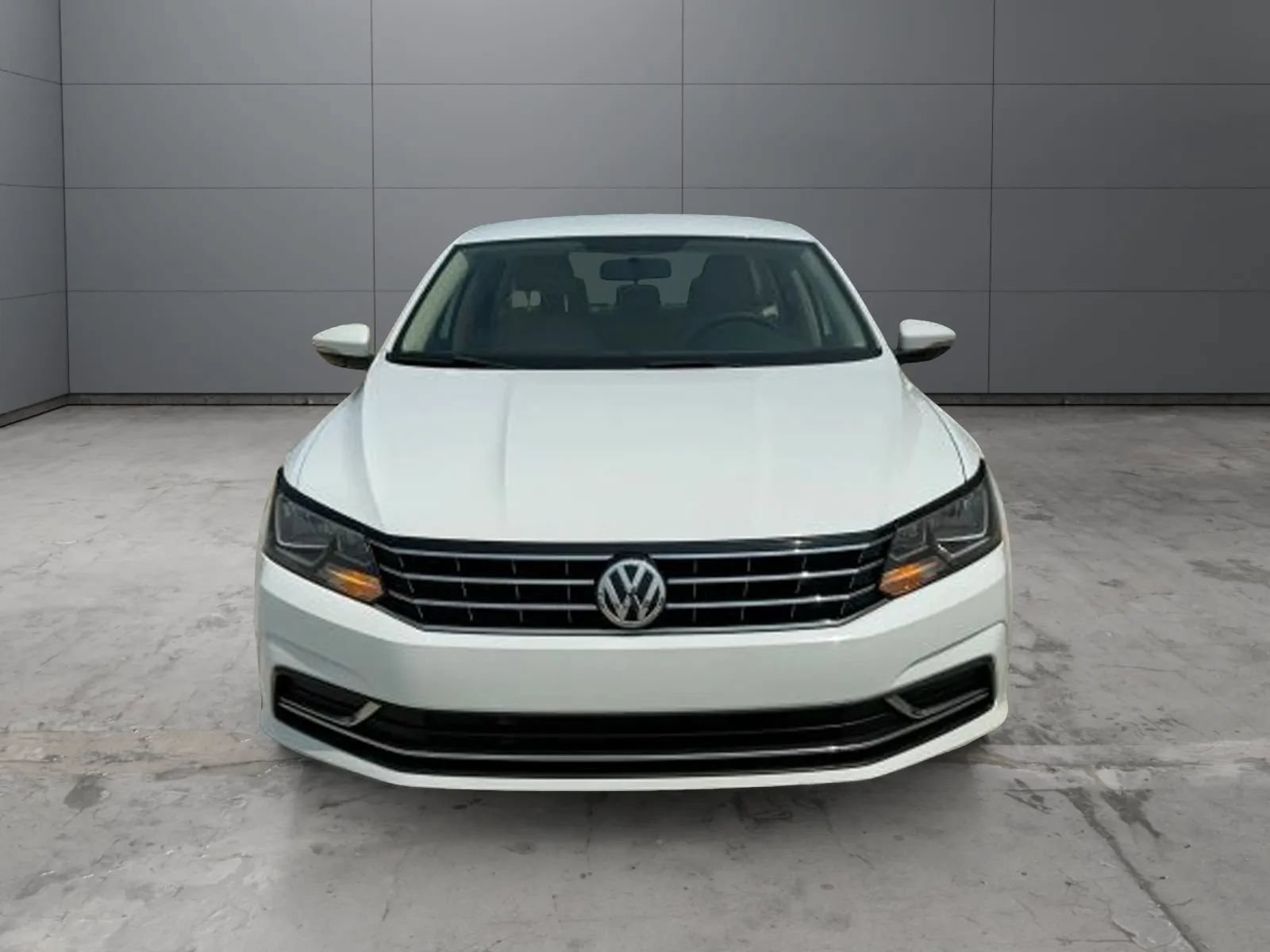 Used 2018 Volkswagen Passat 2.0T S FWD image 2