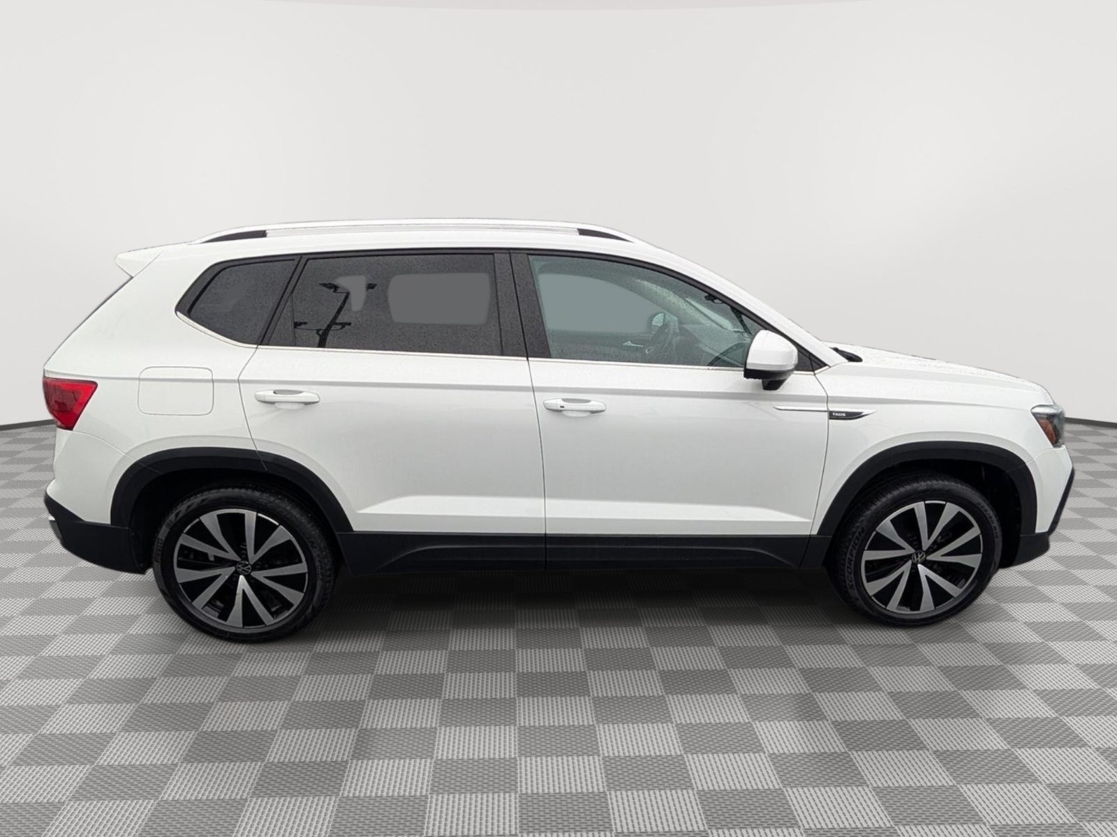 Used 2022 Volkswagen Taos SE w/ Panoramic Sunroof Package AWD/4WD image 6