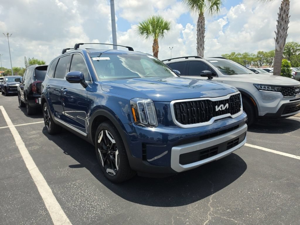 Certified 2024 Kia Telluride EX w/ EX Captain's Chair Package AWD/4WD image 1