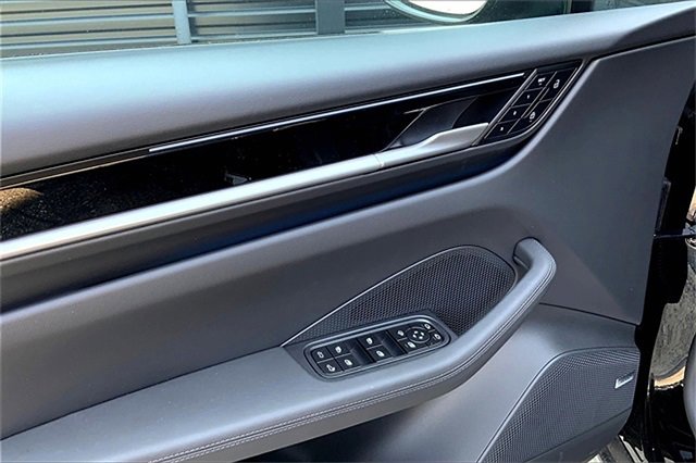 Used 2025 Porsche Macan Electric image 28