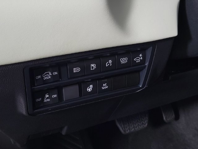 Used 2024 Toyota Sequoia Capstone AWD/4WD image 23