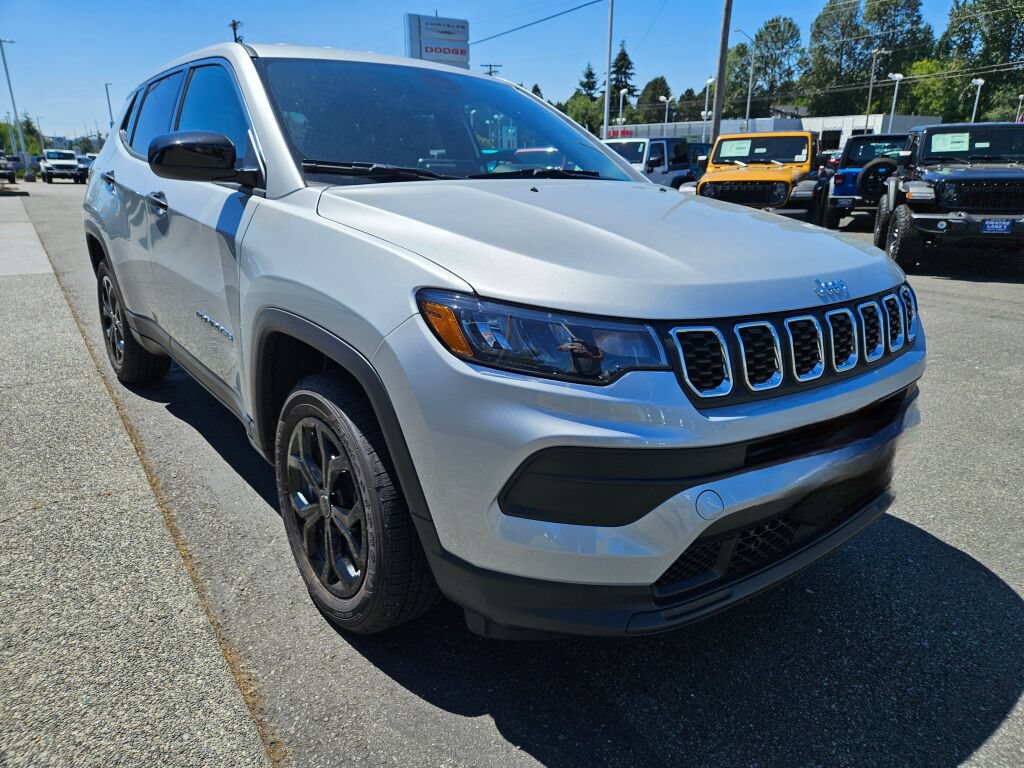 Used 2025 Jeep Compass Sport AWD/4WD image 7