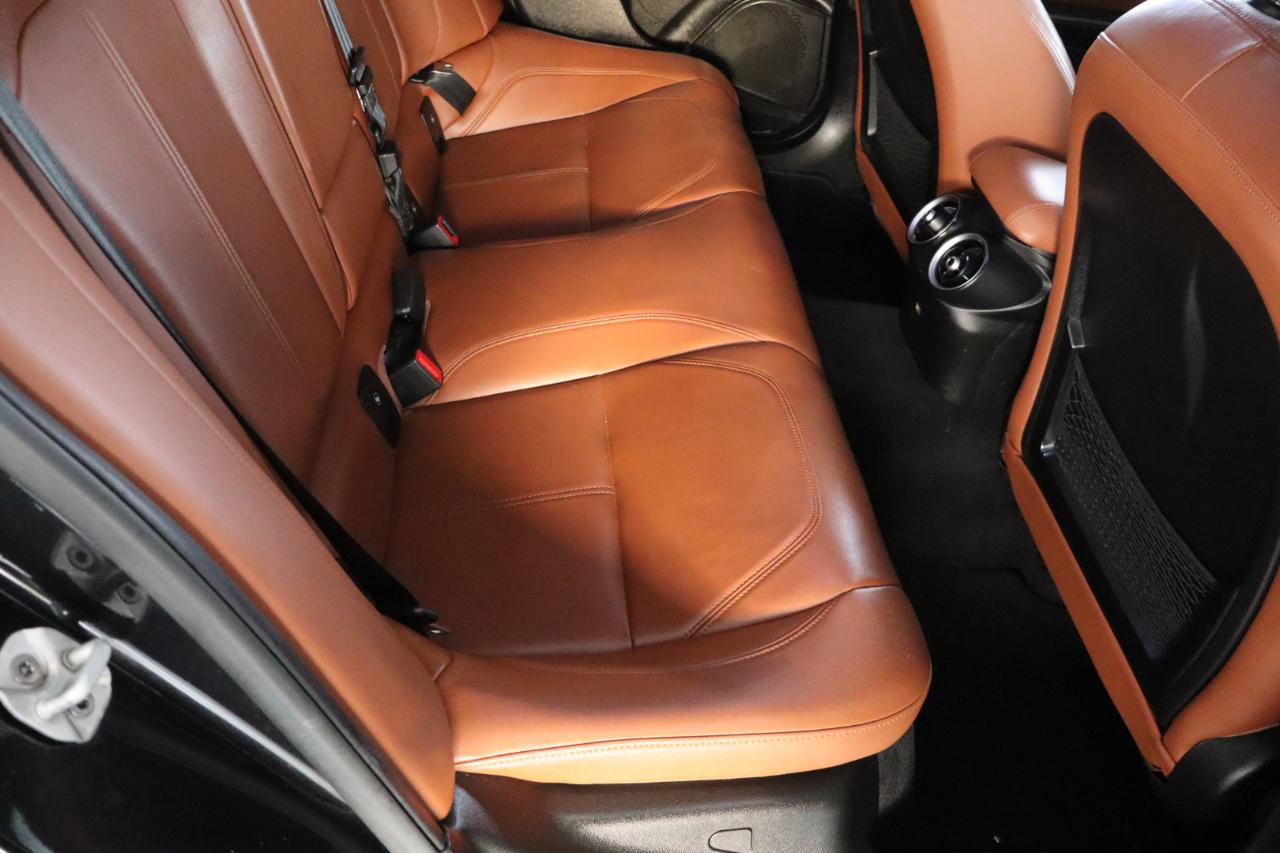 Used 2017 Alfa Romeo Giulia image 36