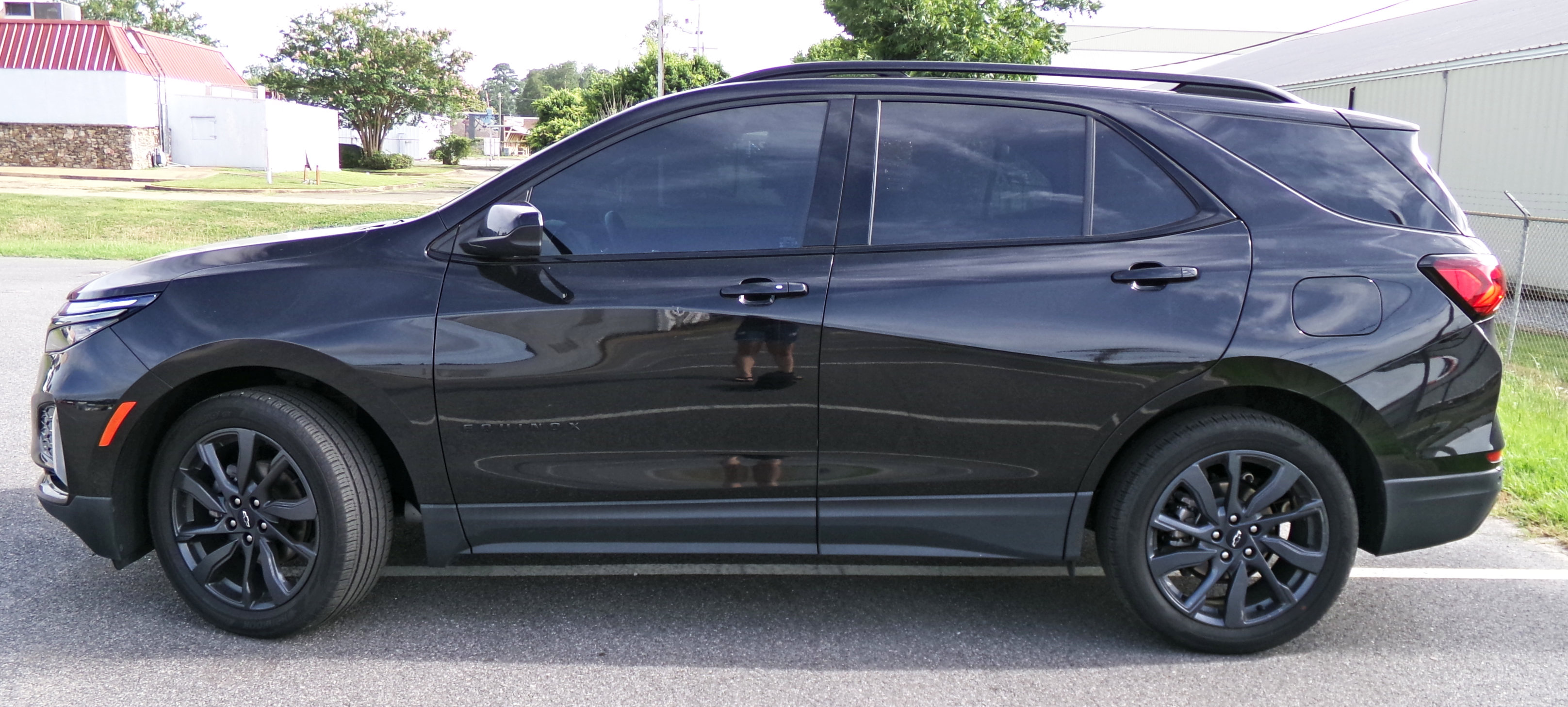 Used 2023 Chevrolet Equinox RS FWD image 2
