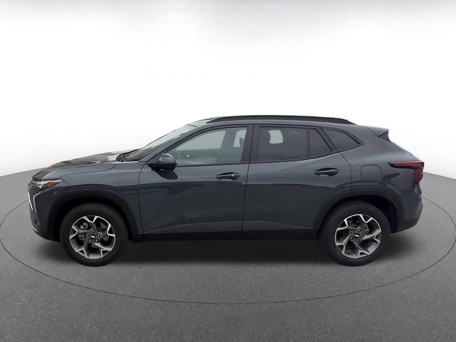 Used 2025 Chevrolet Trax LT w/ LT Convenience Package FWD image 9