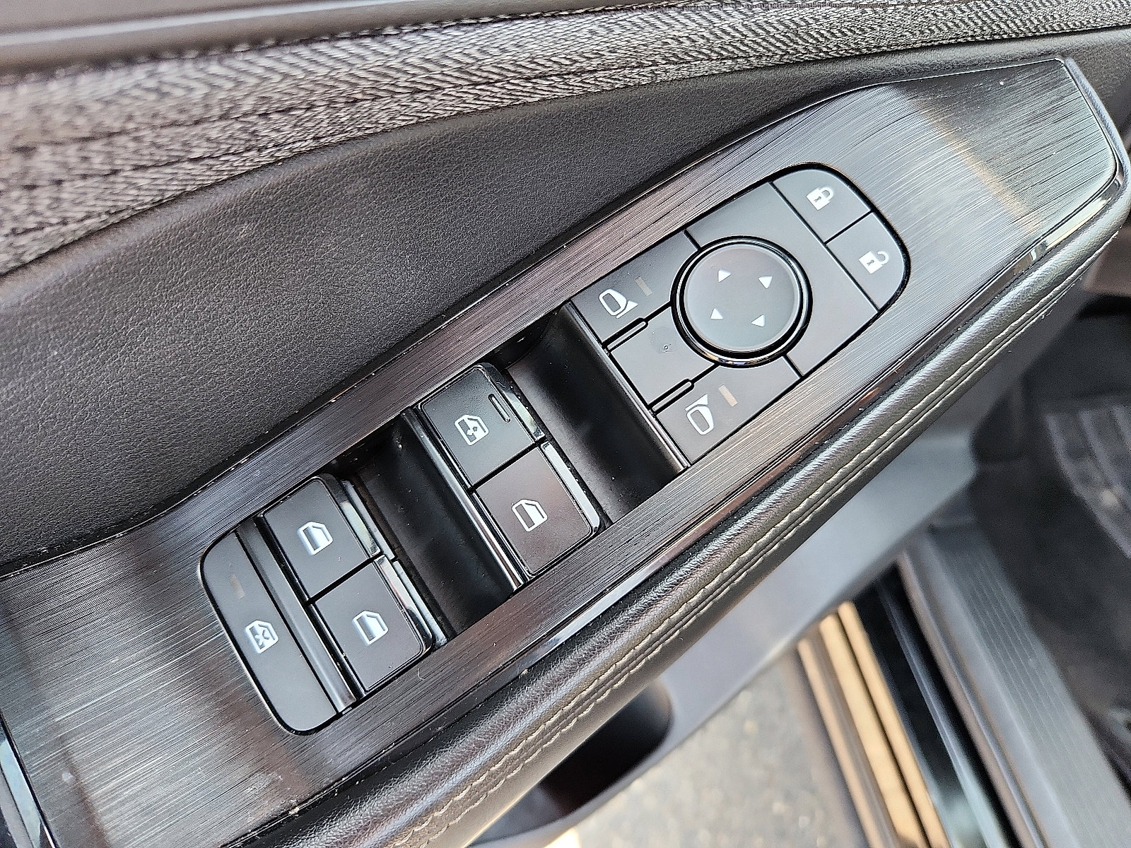 Used 2023 Nissan Rogue SV image 12