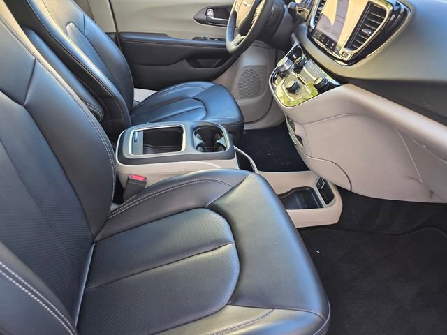 Used 2023 Chrysler Pacifica Touring-L image 24