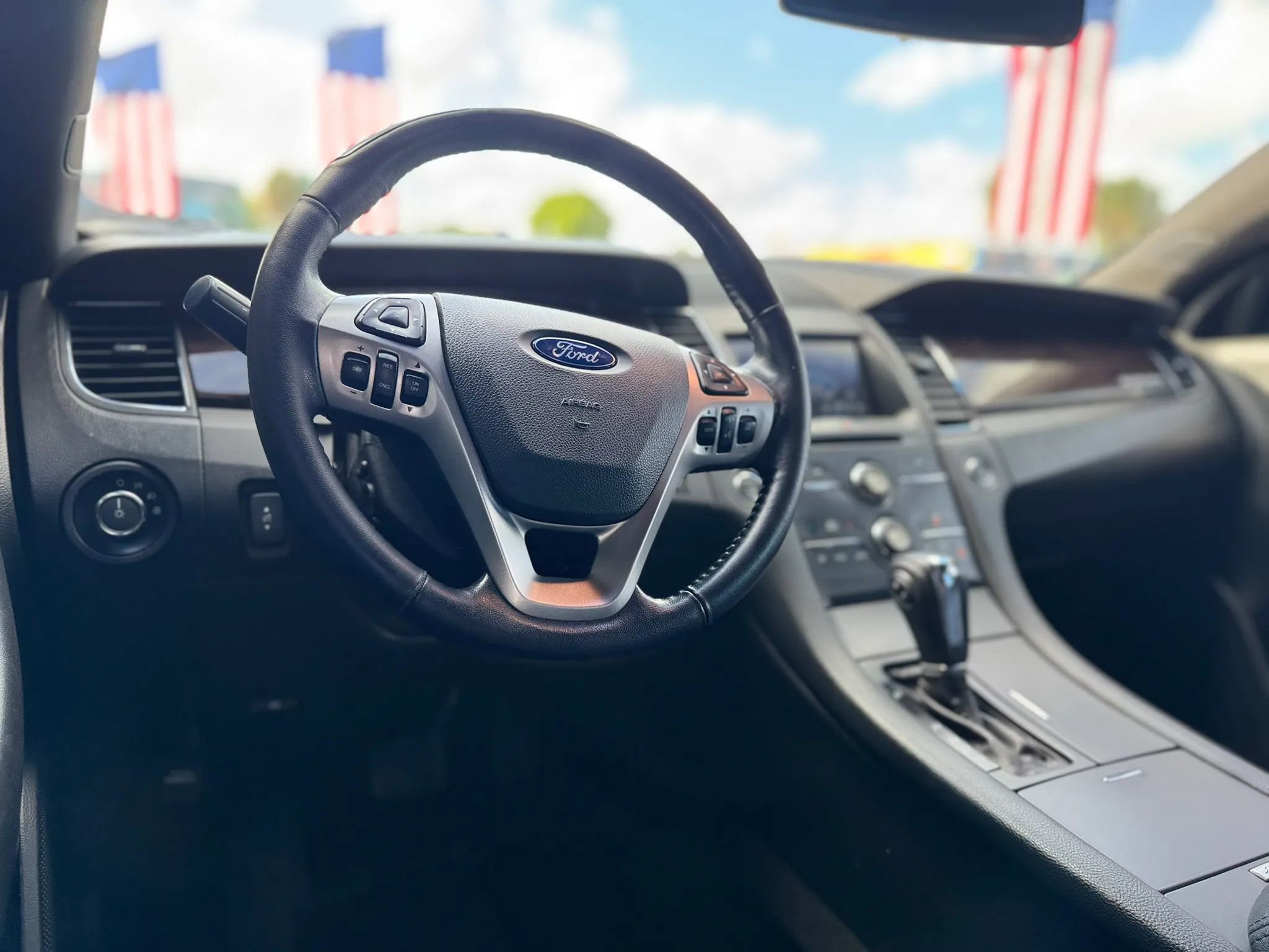 Used 2015 Ford Taurus Limited FWD image 22