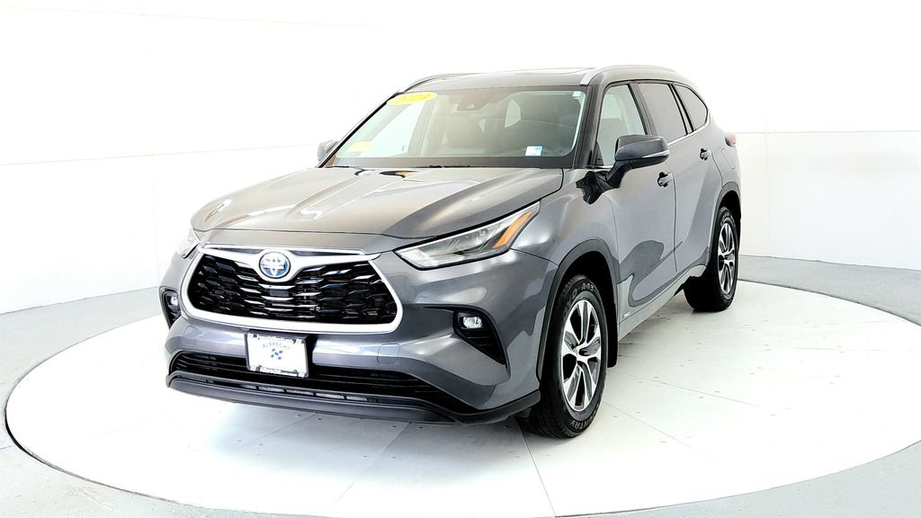 Used 2024 Toyota Highlander XLE AWD/4WD image 2
