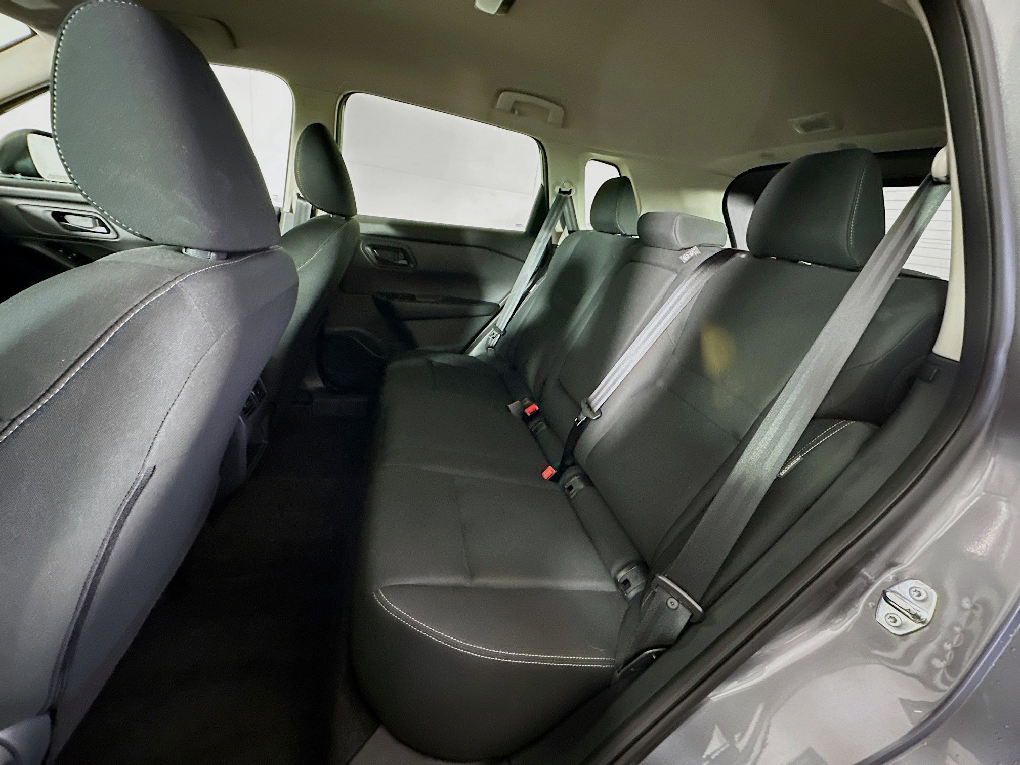 Used 2025 Nissan Rogue S image 27