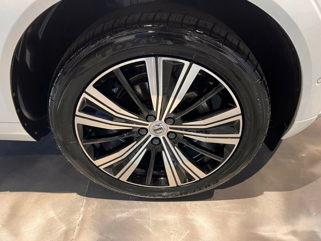Used 2023 Volvo XC60 B5 Plus image 13