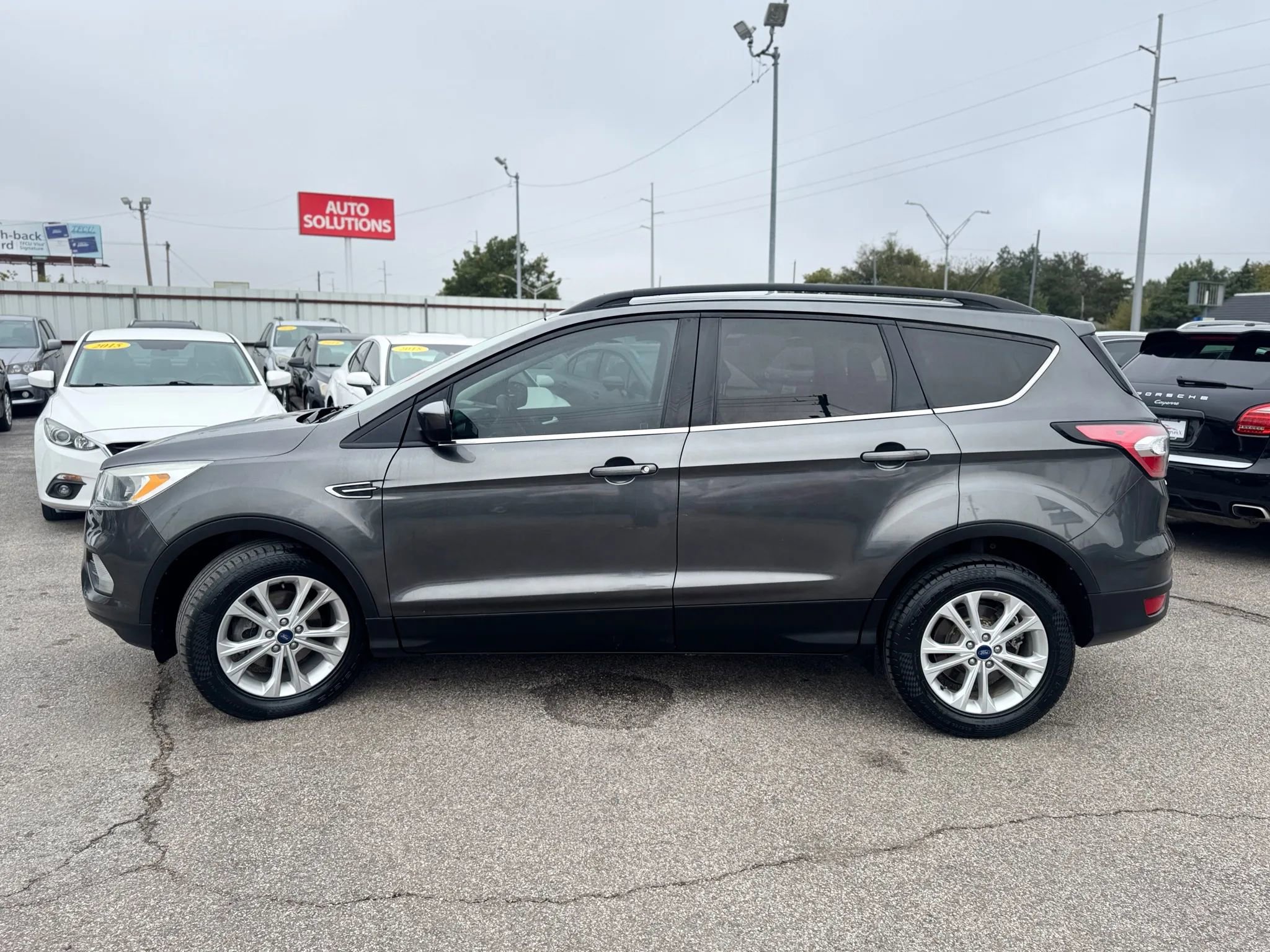 Used 2018 Ford Escape SE w/ SE Sync 3 Package image 6