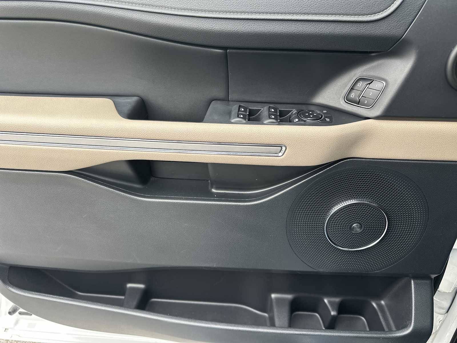 Used 2022 Ford Expedition Limited image 24