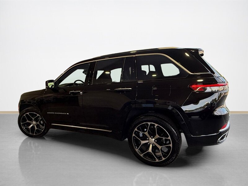 Used 2023 Jeep Grand Cherokee Summit AWD/4WD image 7