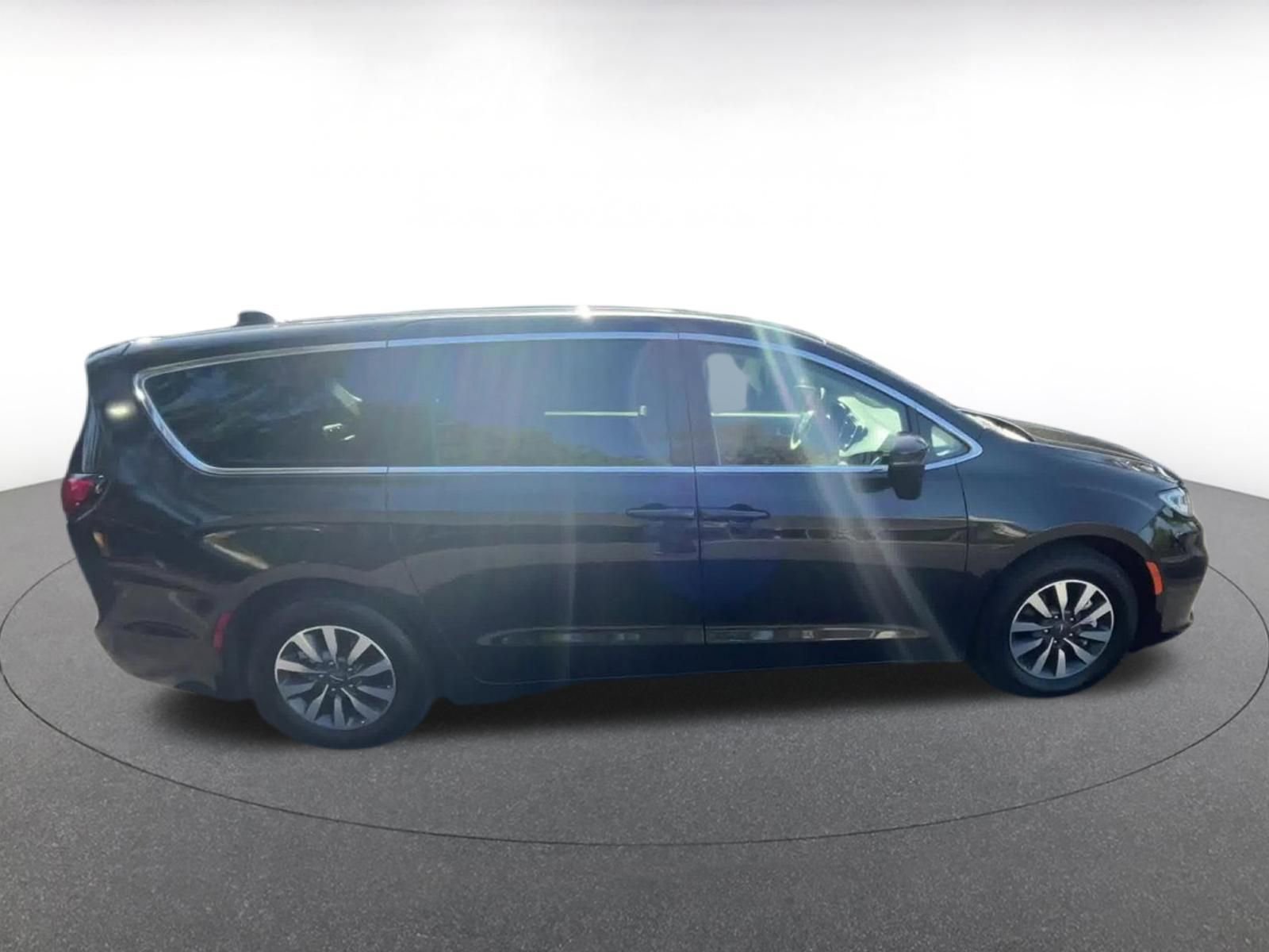 Used 2023 Chrysler Pacifica Touring-L FWD image 16
