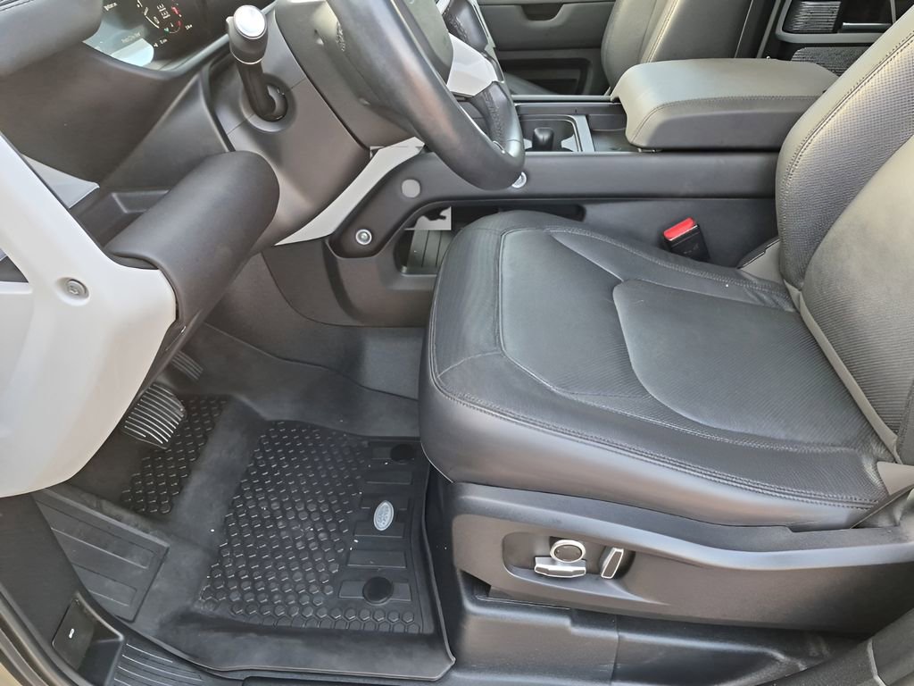 Used 2024 Land Rover Defender 130 X-Dynamic SE image 37