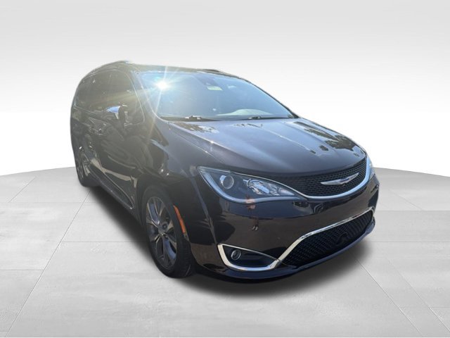 Used 2018 Chrysler Pacifica Limited w/ Tire & Wheel Group FWD image 3