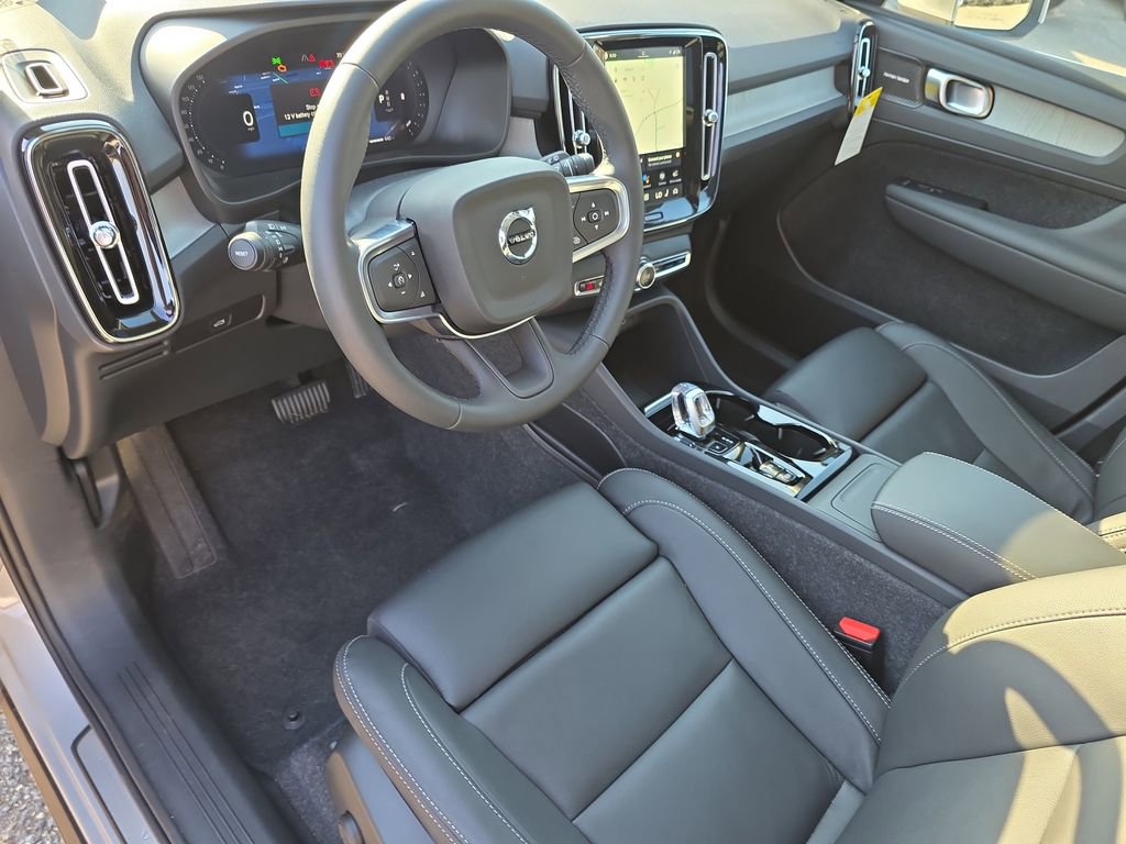 Certified 2025 Volvo XC40 B5 Plus w/ Protection Package Premier image 9