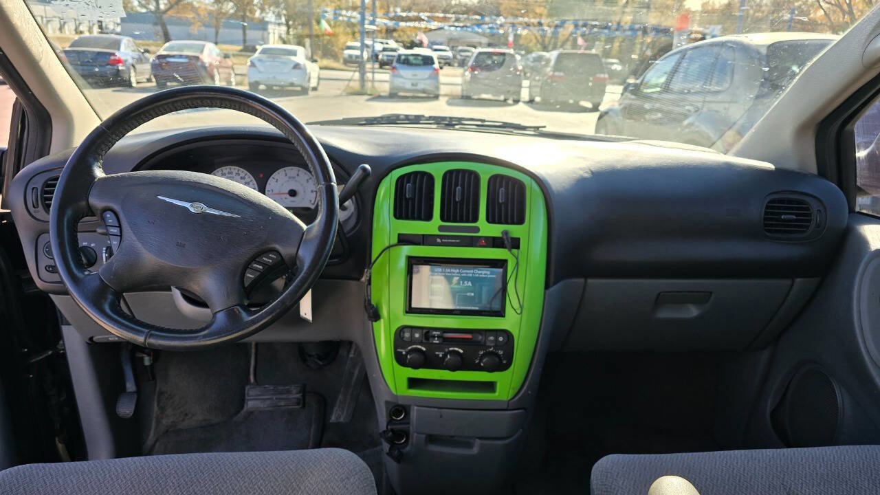 Used 2007 Chrysler Town & Country Touring image 9