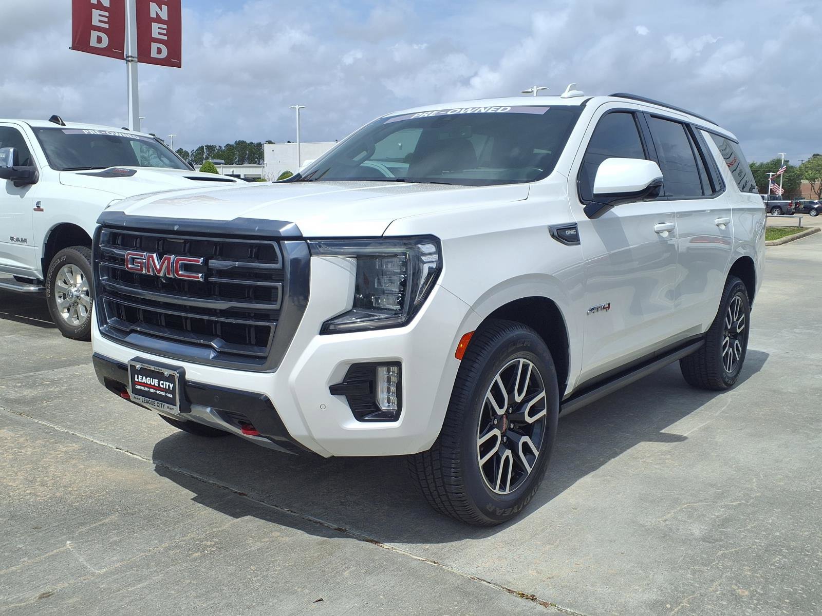 Used 2022 GMC Yukon AT4 w/ Technology Package image 3