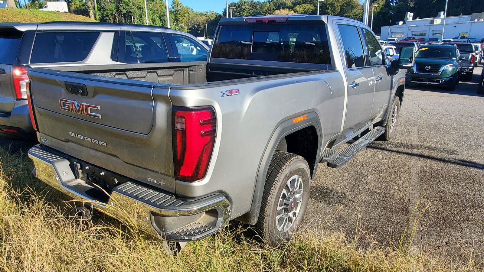 Used 2025 GMC Sierra 2500 SLT w/ SLT Premium Package AWD/4WD image 9