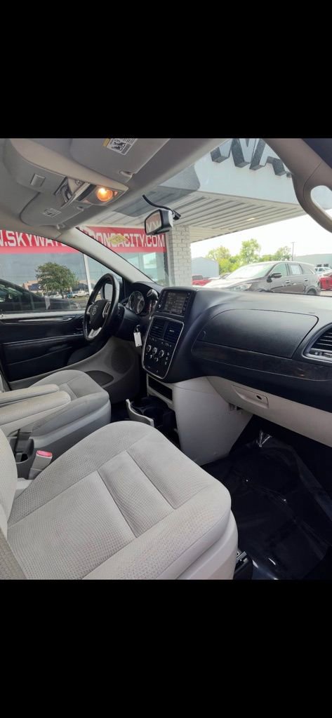 Used 2018 Dodge Grand Caravan SE w/ UConnect Hands-Free Group image 10