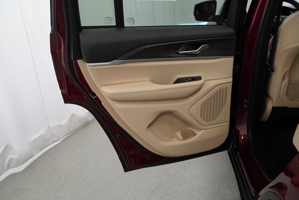 Certified 2025 Jeep Grand Cherokee Limited AWD/4WD image 44
