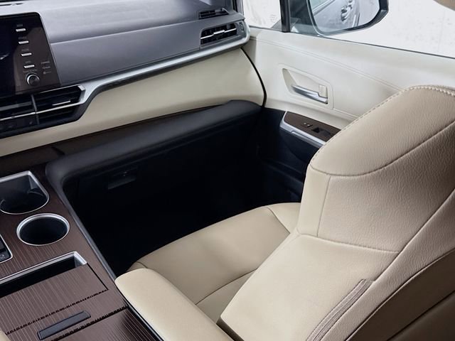 Used 2022 Toyota Sienna XLE image 22